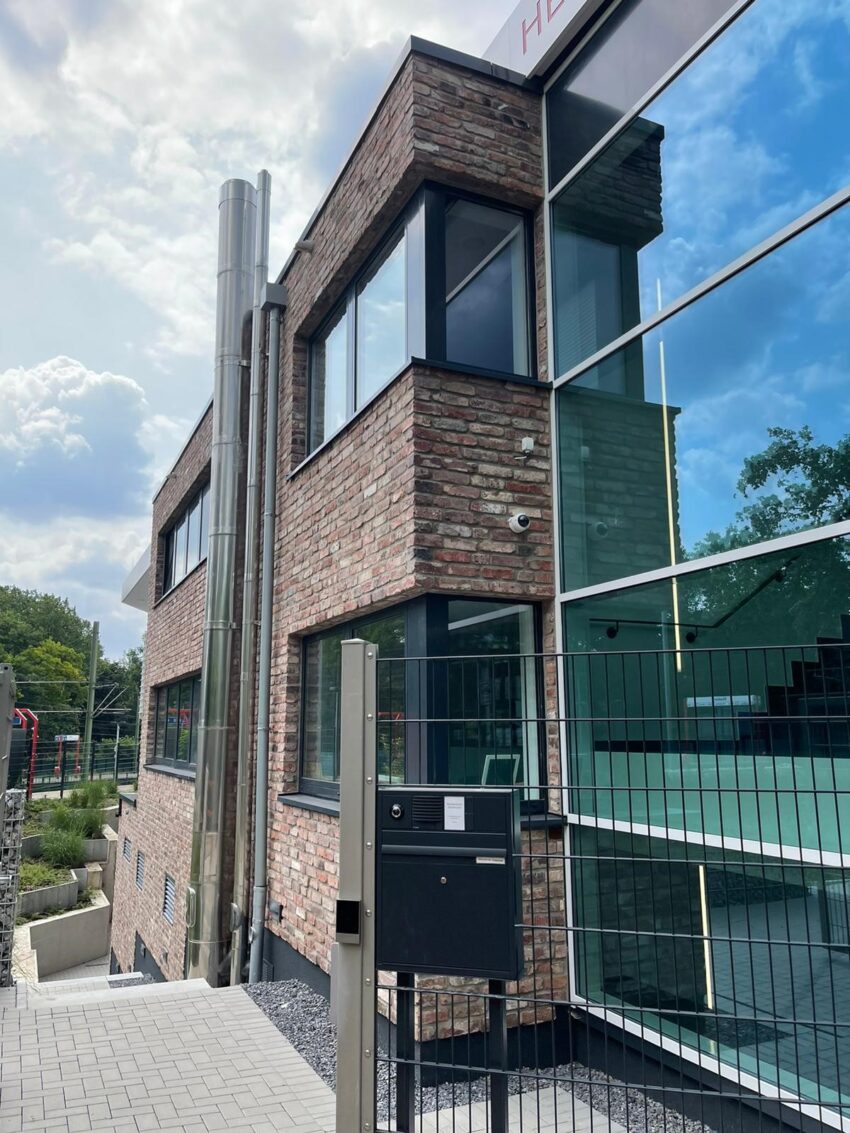 Huisgevel met stenen van Rebrick