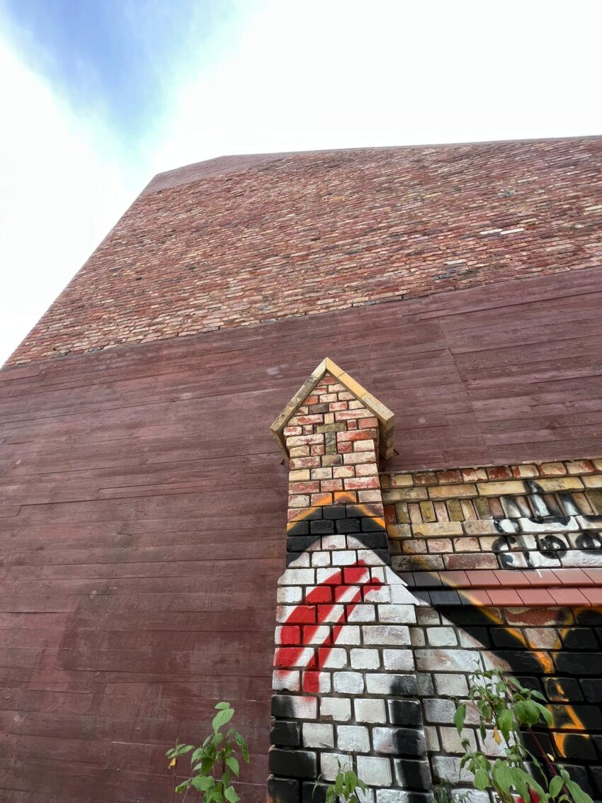 Graffiti op herbruikbare gevelstenen