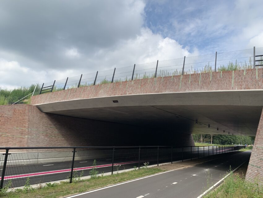 Ecoduct gemaakt van circulaire gevelstenen